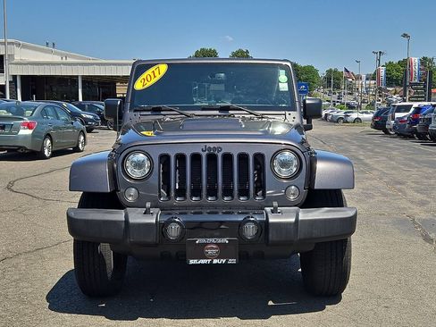 Used 2017 Jeep Wrangler Unlimited Sahara AWD/4WD image 3