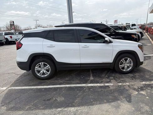 Used 2024 GMC Terrain SLE image 3
