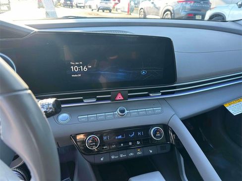 Used 2025 Hyundai Elantra SEL image 28
