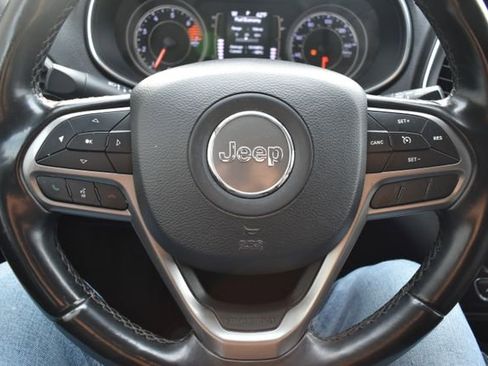 Used 2019 Jeep Cherokee Latitude Plus image 19