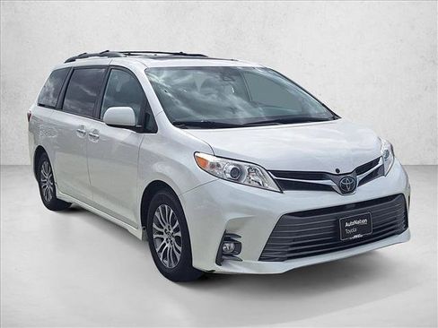 Used 2019 Toyota Sienna XLE Premium w/ Carpet Mat Package FWD image 3