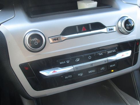 Used 2022 Ford Explorer XLT image 13