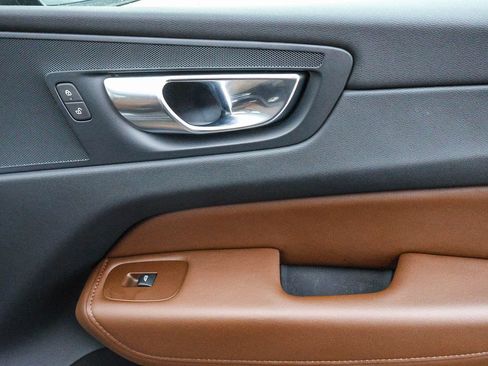 Used 2023 Volvo XC60 B5 Plus image 20