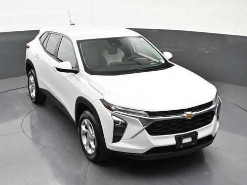 Certified 2025 Chevrolet Trax LS w/ LS Convenience Package FWD image 22