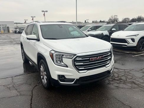 Used 2023 GMC Terrain SLT w/ Infotainment Package II image 3
