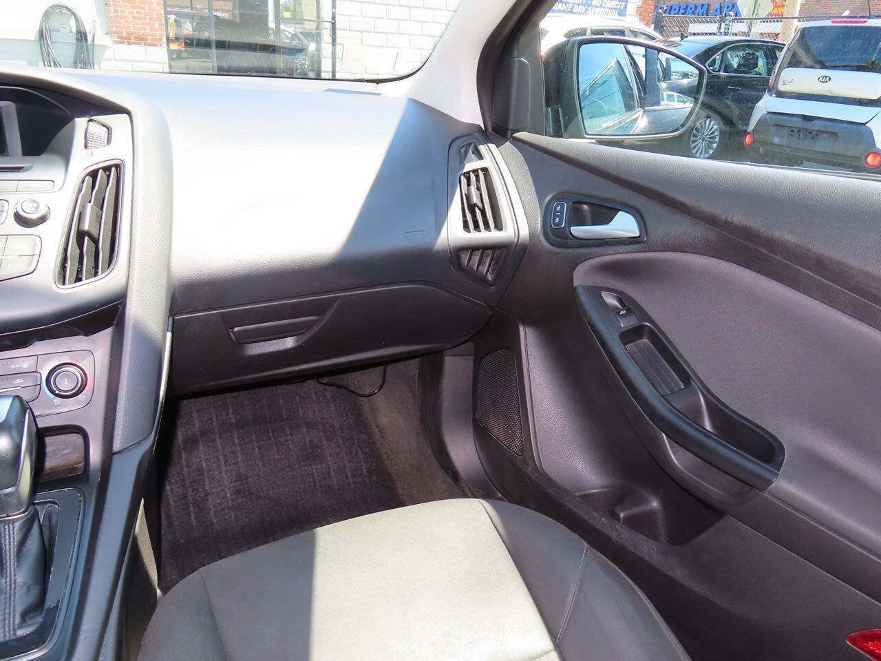 Used 2016 Ford Focus SE w/ SE Power Seat Package FWD image 11