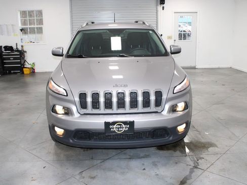 Used 2018 Jeep Cherokee Latitude image 3