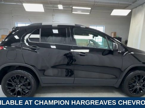 Used 2022 Chevrolet Trax LT w/ Midnight Edition image 2