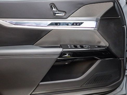 Certified 2023 BMW 740i w/ Parking Assistance Package image 21