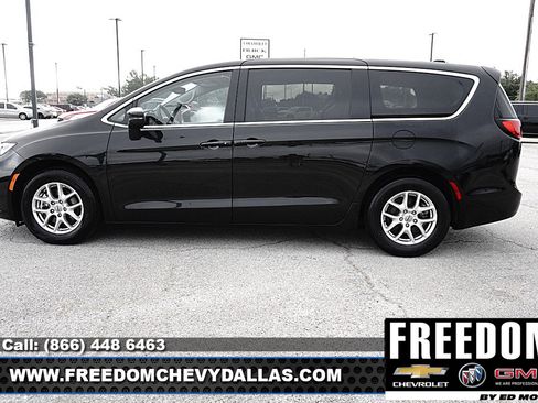 Used 2023 Chrysler Pacifica Touring-L FWD image 4