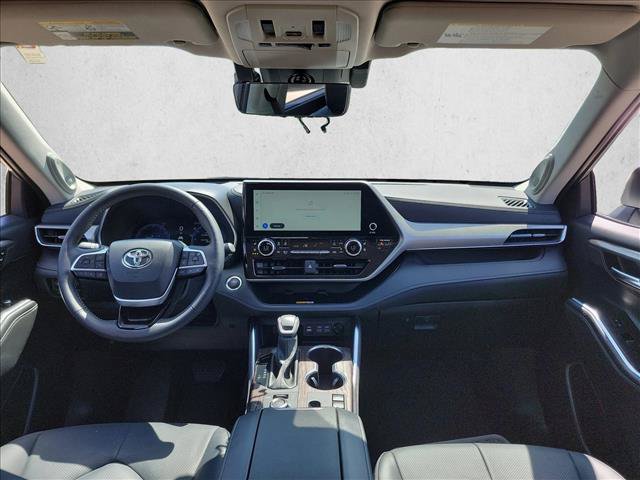 Used 2025 Toyota Highlander Platinum AWD/4WD image 15