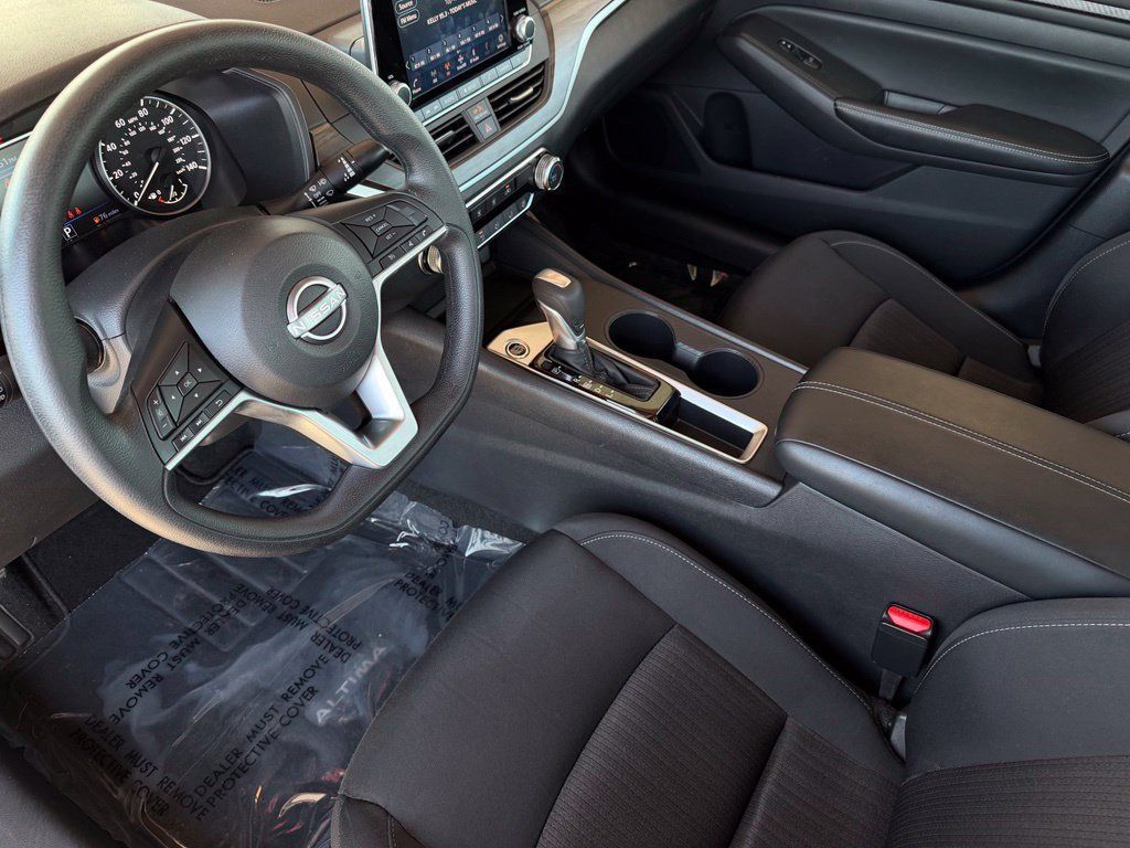 Used 2025 Nissan Altima 2.5 SV FWD image 17