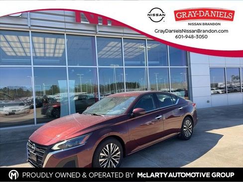 Used 2023 Nissan Altima 2.5 SV image 1