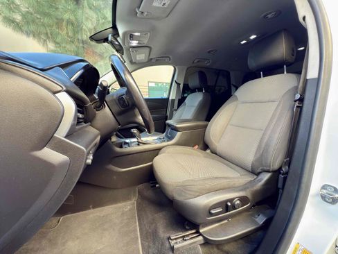 Used 2018 Chevrolet Traverse LT w/ LPO, Black Accent Package FWD image 33