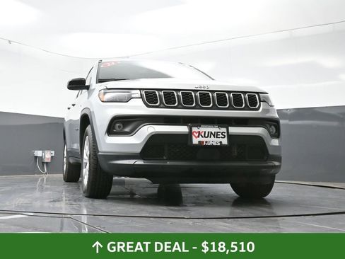 Used 2024 Jeep Compass Latitude image 53