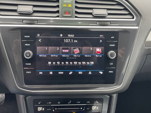 Used 2024 Volkswagen Tiguan SE image 5