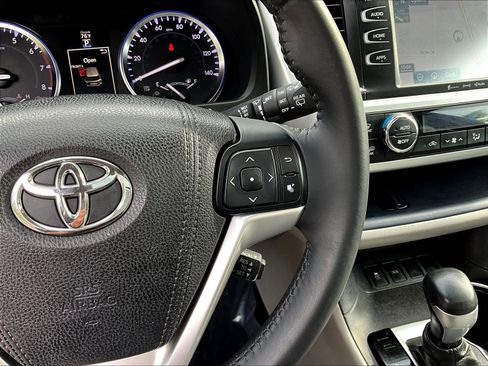 Used 2016 Toyota Highlander XLE FWD image 12