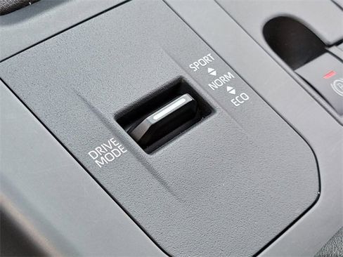 Used 2023 Toyota Highlander LE image 27