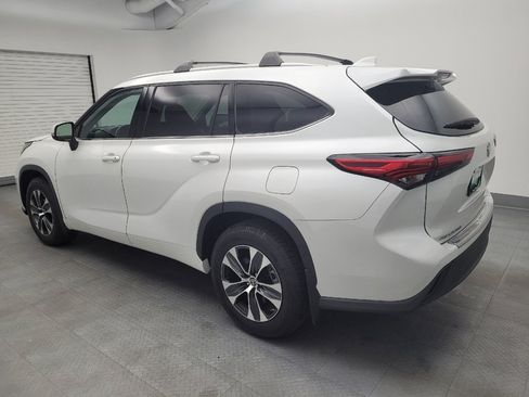 Used 2022 Toyota Highlander XLE image 3