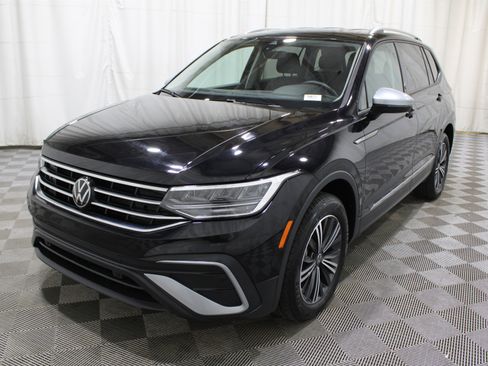 Used 2024 Volkswagen Tiguan SE image 38