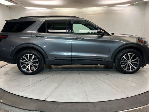Used 2025 Ford Explorer ST-Line AWD/4WD image 6