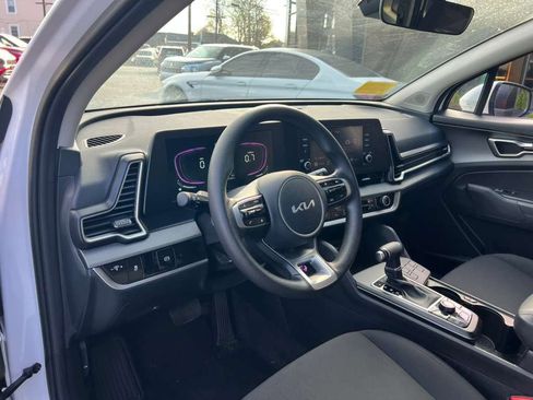 Used 2025 Kia Sportage LX image 9