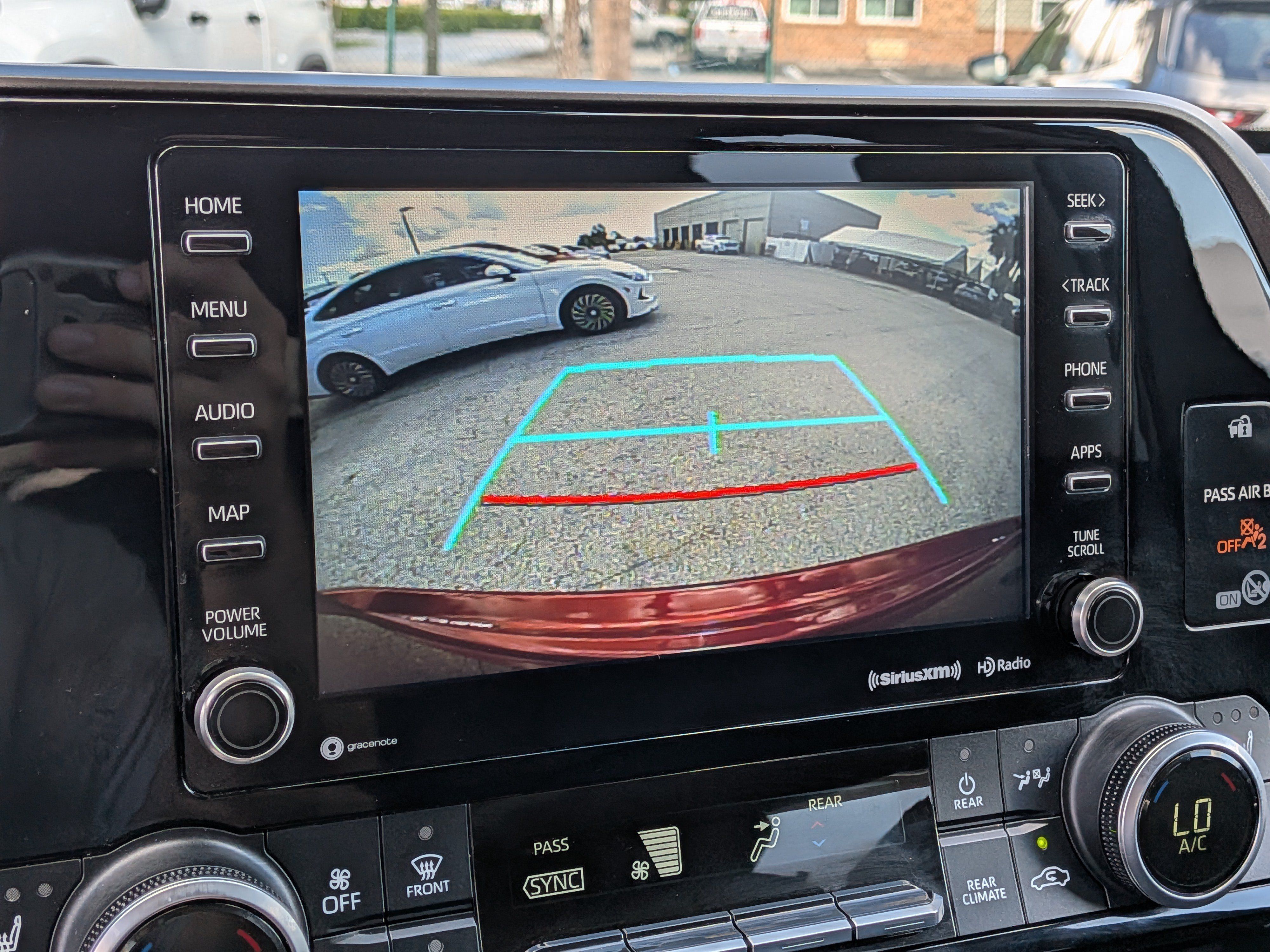 Used 2020 Toyota Highlander XLE AWD/4WD image 35