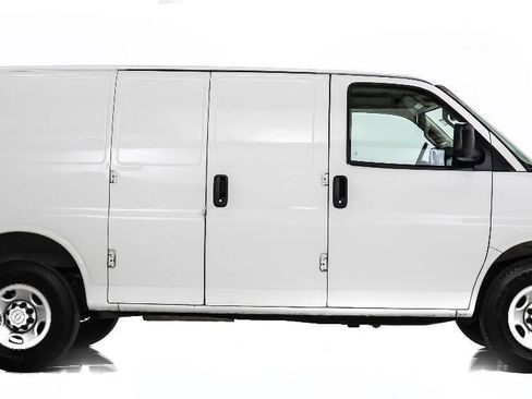 Used 2017 Chevrolet Express 2500 RWD image 5