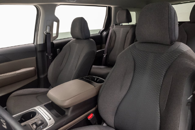 Used 2025 Kia Carnival LX FWD image 9