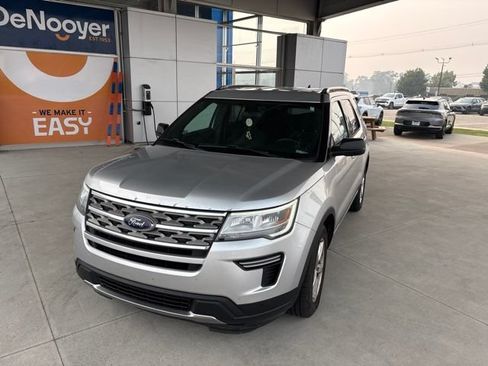Used 2018 Ford Explorer XLT FWD image 3