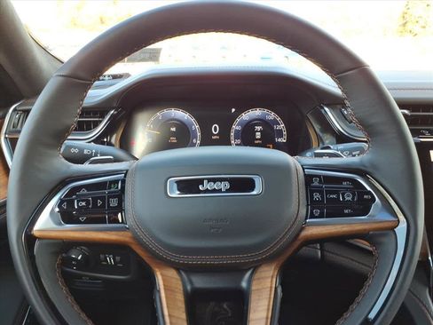 New 2025 Jeep Grand Cherokee Summit image 15