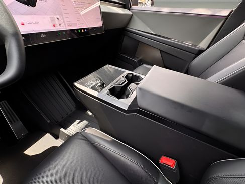 Used 2024 Tesla Cybertruck AWD Crew Cab image 15