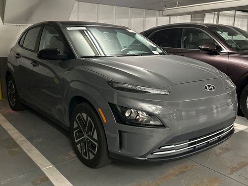 Used 2023 Hyundai Kona SE image 2
