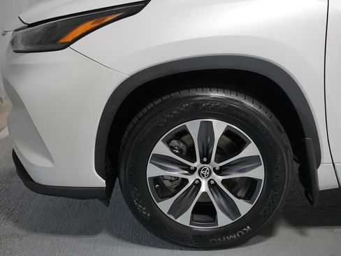 Certified 2024 Toyota Highlander XLE image 5