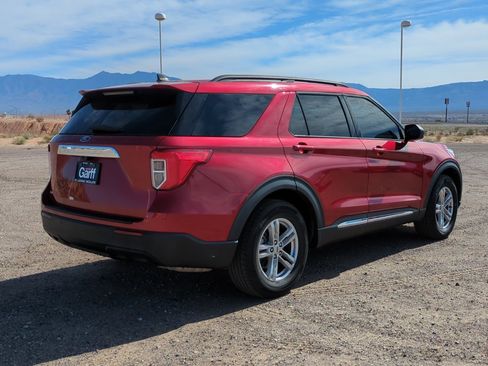 Used 2023 Ford Explorer XLT image 3