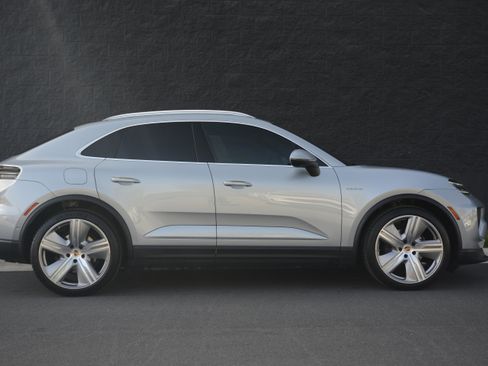 Certified 2025 Porsche Macan 4 Electric image 8