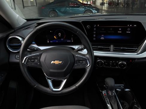 Used 2025 Chevrolet Trax LT w/ LT Convenience Package FWD image 14