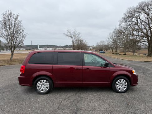 Used 2018 Dodge Grand Caravan SE image 6