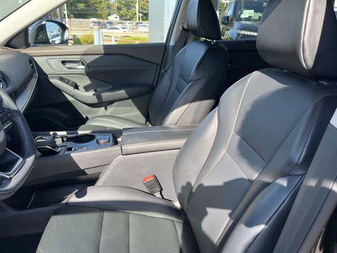 Used 2023 Nissan Rogue SV w/ SV Premium B Package image 9