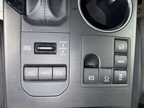 Used 2024 Toyota Highlander LE image 28