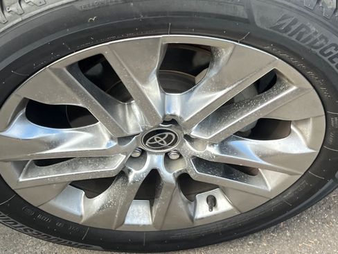 Used 2021 Toyota RAV4 XLE Premium AWD/4WD image 15