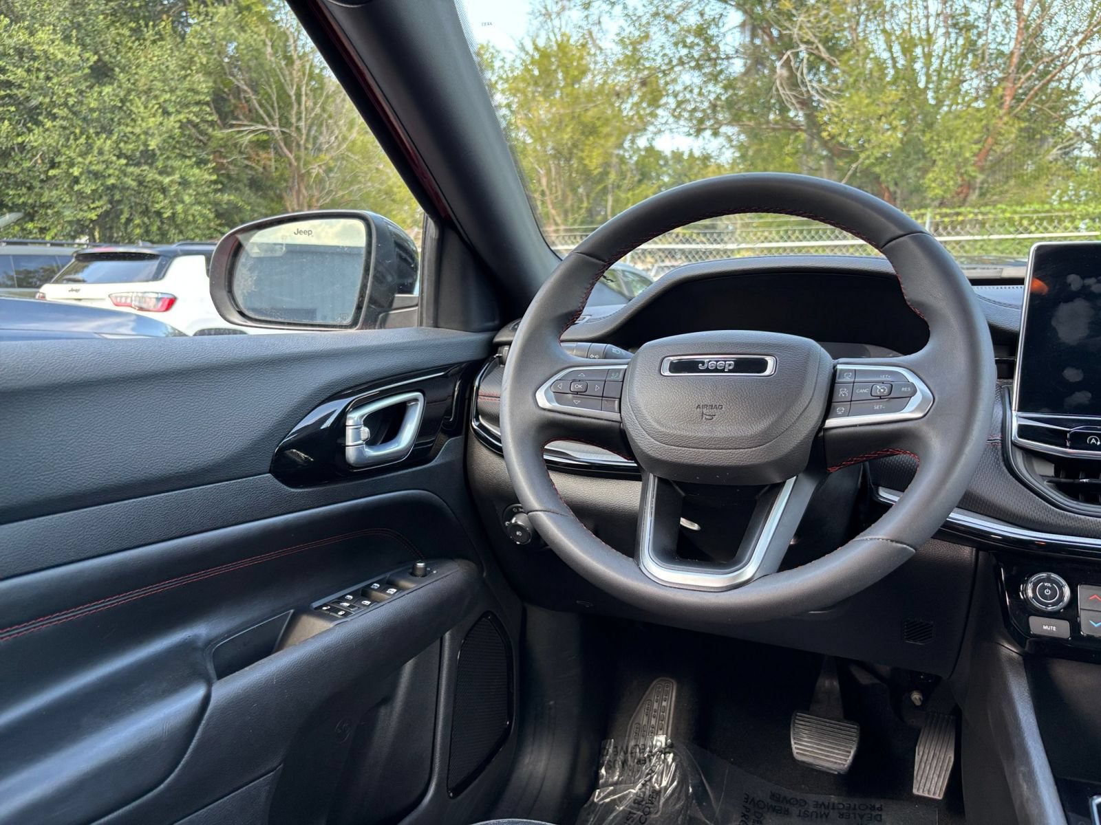 Used 2025 Jeep Compass Trailhawk AWD/4WD image 31