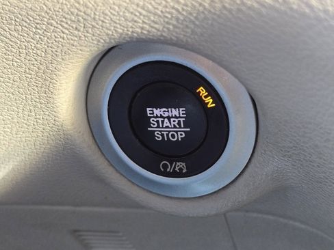 Used 2019 Chrysler Pacifica Touring-L image 25