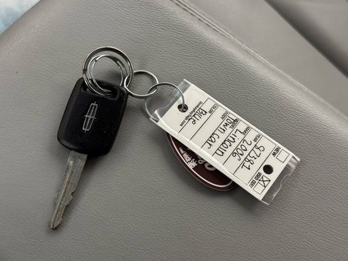 Used 2006 Lincoln Town Car Signature RWD image 34
