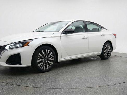 Used 2025 Nissan Altima 2.5 SV FWD image 3
