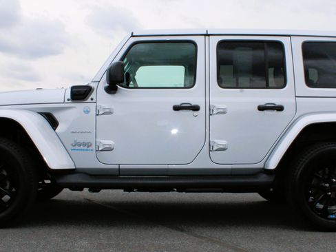 Used 2023 Jeep Wrangler Unlimited Sahara w/ Cold Weather Group AWD/4WD image 13