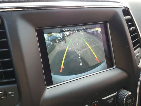 Used 2019 Jeep Grand Cherokee Laredo image 21