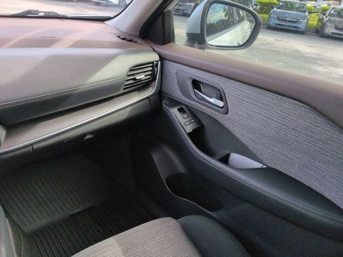 Used 2022 Nissan Rogue SV FWD image 16