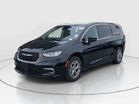 Used 2024 Chrysler Pacifica Limited image 3