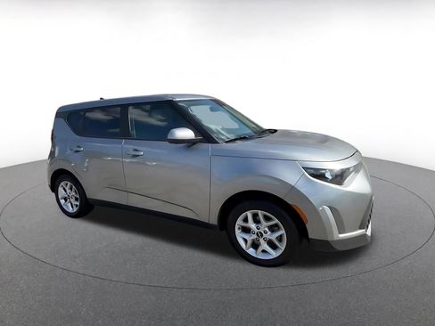 Used 2025 Kia Soul LX w/ LX Technology Package FWD image 2